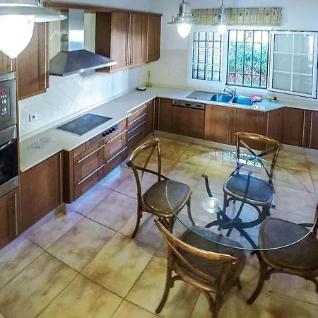 Sleeps 6 Air Con Wifi