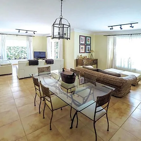 Villa Sleeps 6 Air Con Wifi *