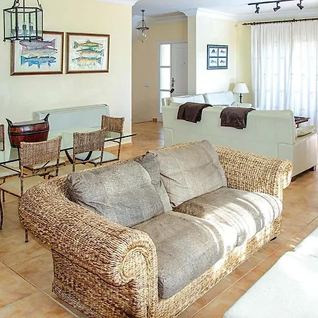 Sleeps 6 Air Con Wifi